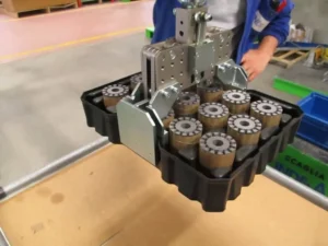Az INDEVA manipulátor egyedileg gyártott pantográf megfogója dobozokhoz