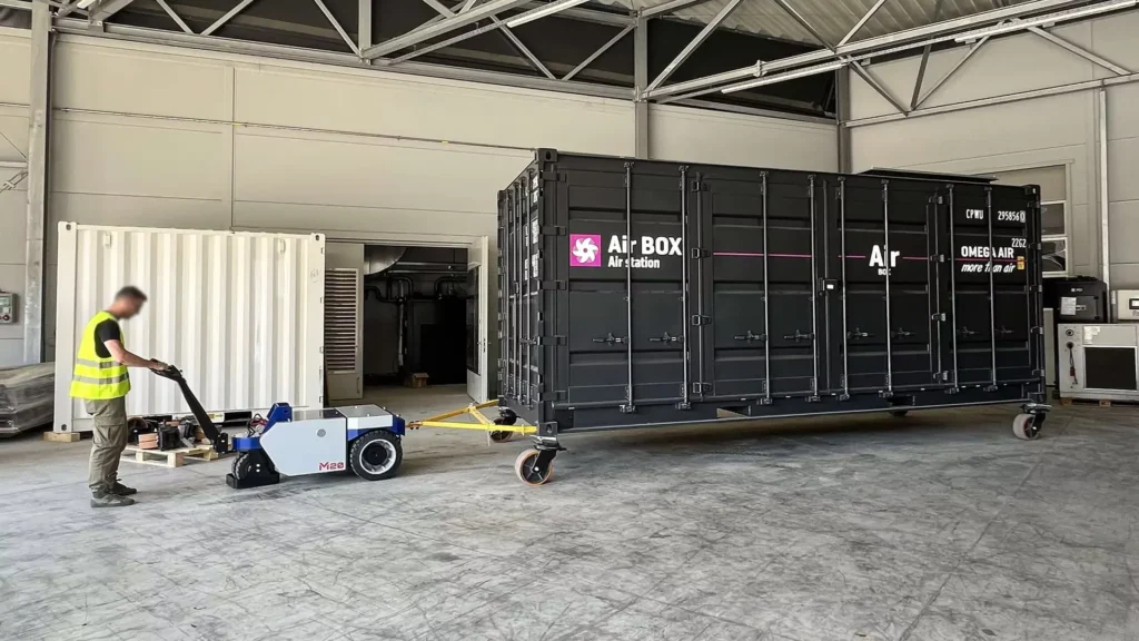 Zallys elektromos vontató automatizált logisztikai környezetben, ipari szállítási feladat közben