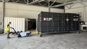 Zallys elektromos vontató automatizált logisztikai környezetben, ipari szállítási feladat közben