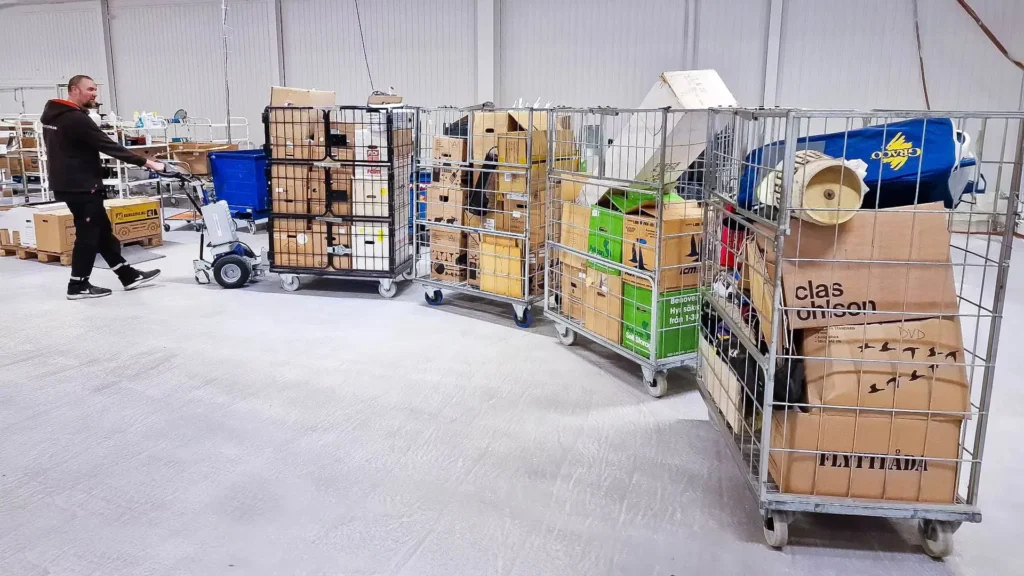 Automatizált ipari vontató raktári környezetben, logisztikai folyamat közben
