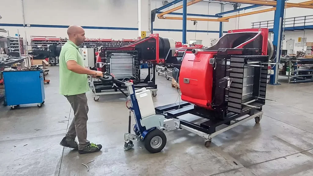 Zallys ipari vontató gyártócsarnokban, termelési környezetben működés közben