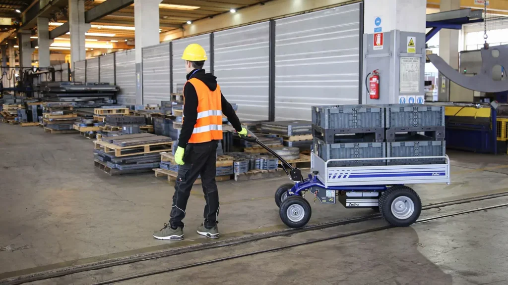 Zallys vontató ipari logisztikai környezetben, áruszállítás közben